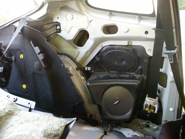 Zadn� repro m� plastovou ozvu�nici.